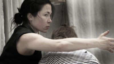 Dansworkshop - En dansare sträcker ut sin arm över en annan dansare